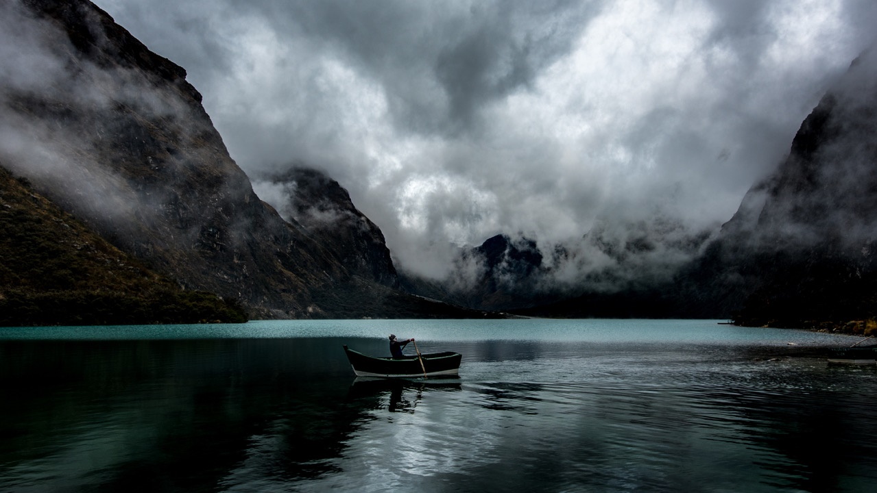 Atmospheric photo of a boat on a lake